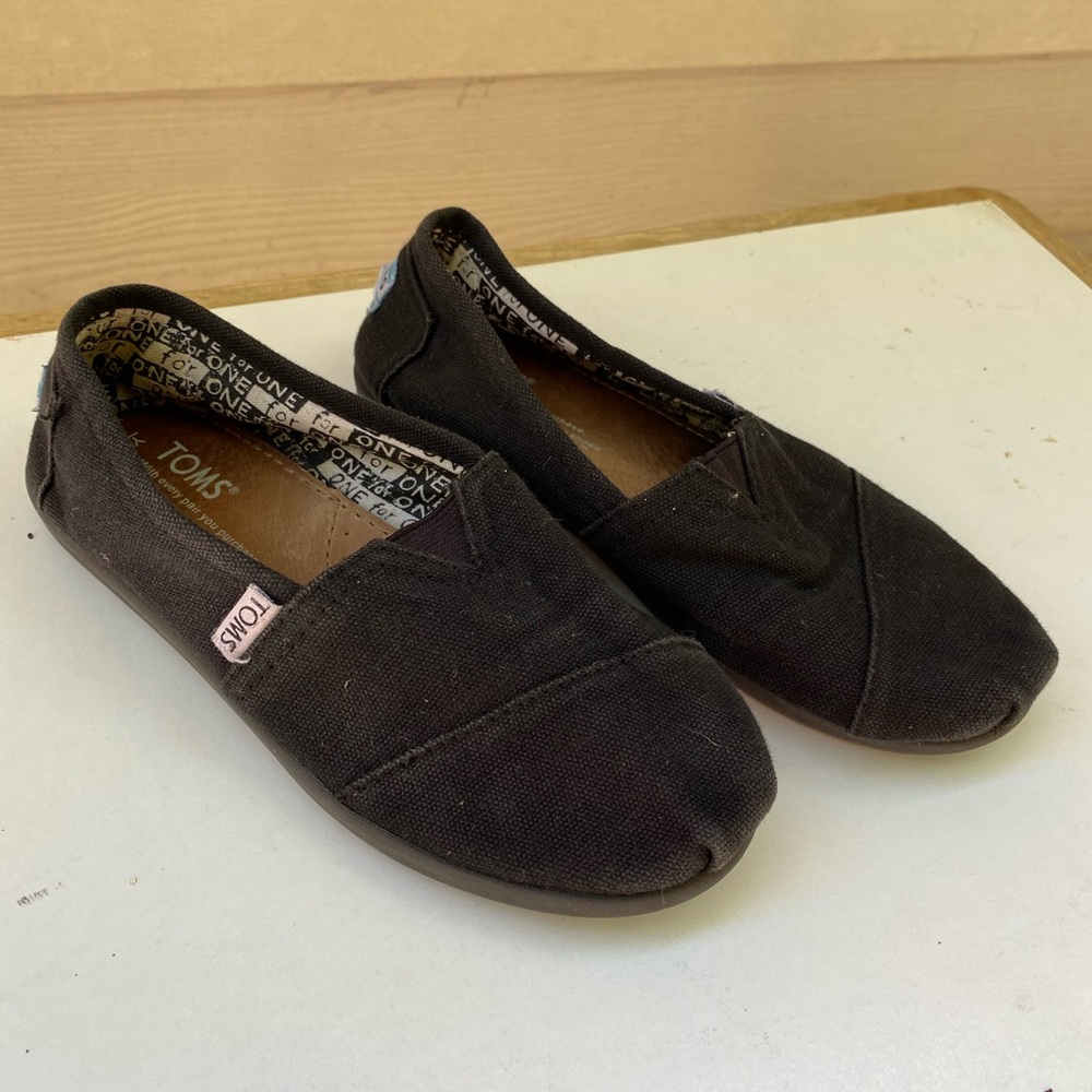 Toms black shoes